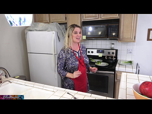 ❤️ Stepmom Mëllech him an der Kichen virun sengem Datum Qualitéit Porno bei eis