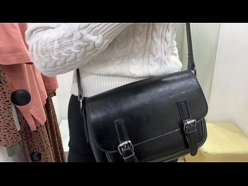 ❤️ Ëffentlech Masturbatioun vu jonke Bitch FeralBerry mat engem Dildo am Fittingsraum Qualitéit Porno bei eis