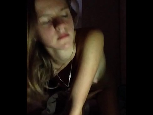 ❤️ E Meedchen masturbéiert a kummt Qualitéit Porno bei eis