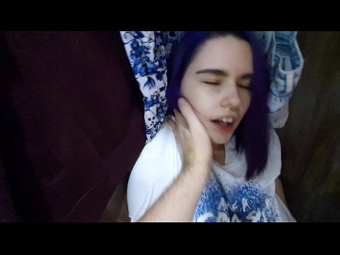 ❤️ Fannt meng Schwëster am Kleederschaf an huet hatt gehollef Qualitéit Porno bei eis