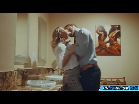 ❤️ Wann eng Busty Blond Iech an engem ëffentlechen Toilette verféiert Qualitéit Porno bei eis